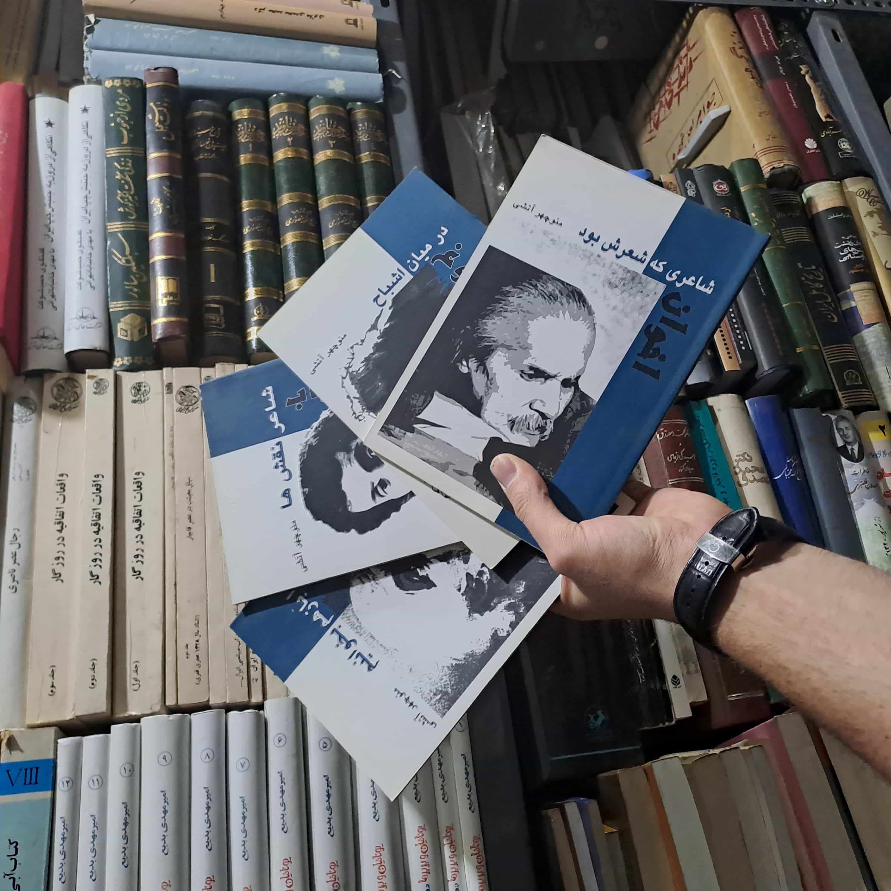 کتاب دست دوم یادنامه های   شاعران به شرح منوچهر اتشی