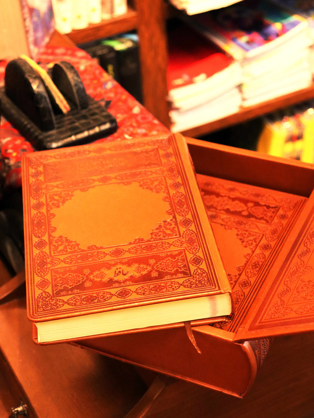 کتاب دست دوم دیوان حافظ نفیس با قاب چرمی و سالنامه (تاریخ گذشته)
